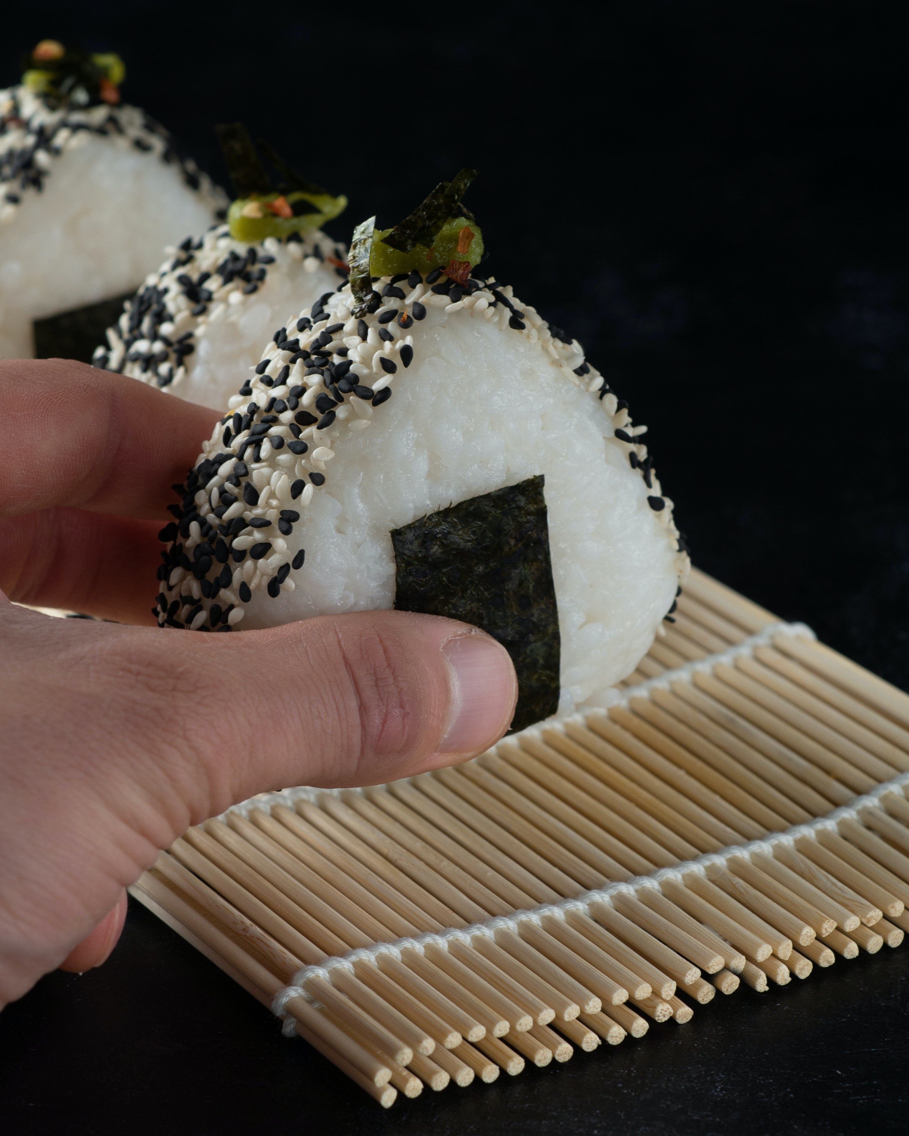Boule De Riz Japonaise De Maguro Onigiri : Riz Avec L'enveloppe D'Ebiko