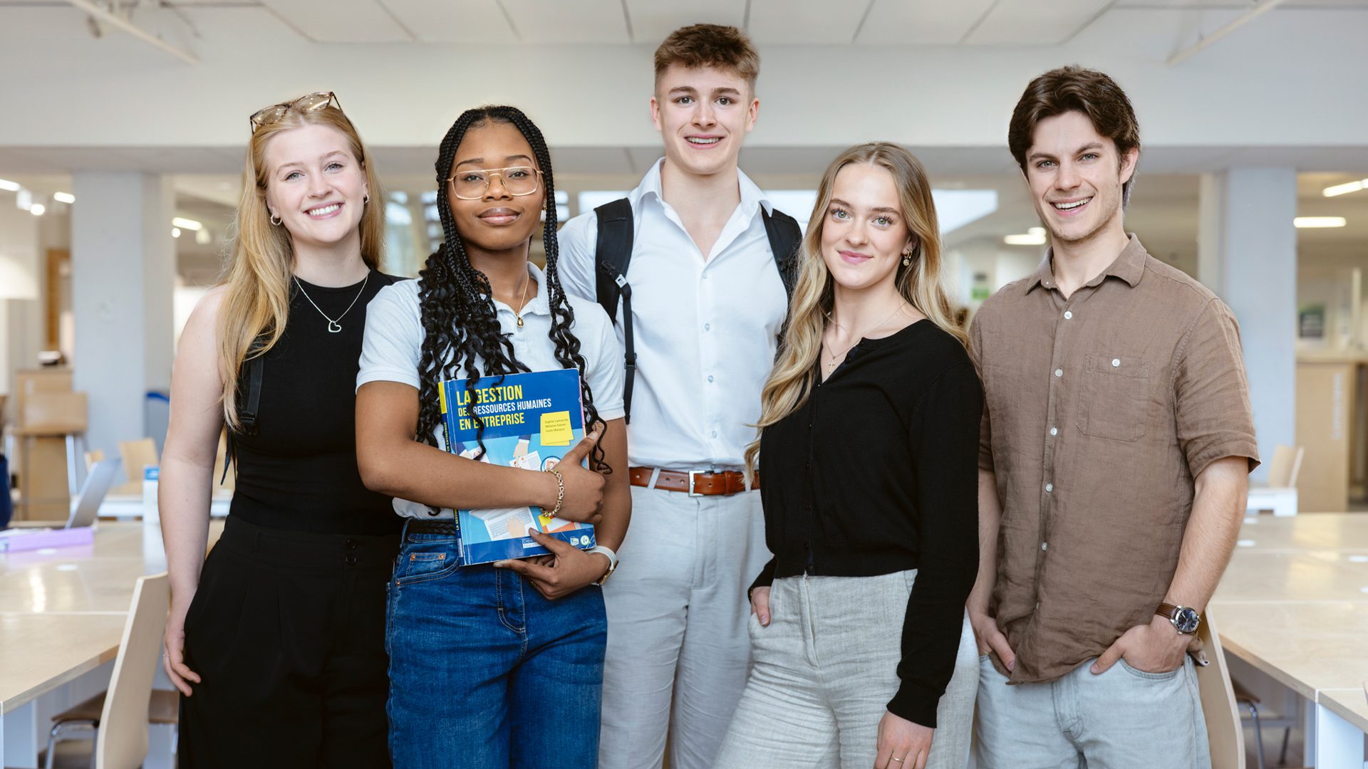 TAG Groupe cinq etudiants debout